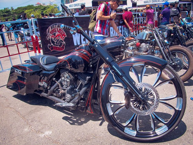 
Một chiếc Harley-Davidson gây chú ý với mâm trước có đường kính lên đến 30 inch.
