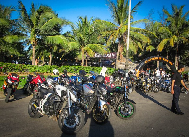 
Ngoài những chiếc mô tô độ độc nhất Việt Nam ngày hội Vietnam Bike Week 2016 còn mang đến nhiều dòng xe phân khối lớn khác nhau.
