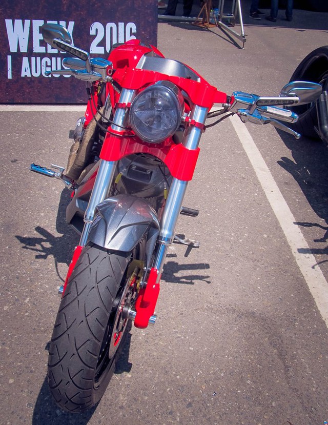 
Theo chia sẻ của anh S.N, phù thủy của bản độ Harley-Davidson V-Rod độc nhất Việt Nam thì chiếc xe phân khối lớn được tạo hình lại hoàn toàn và điểm nhấn nằm ở cặp bánh béo 360mm.
