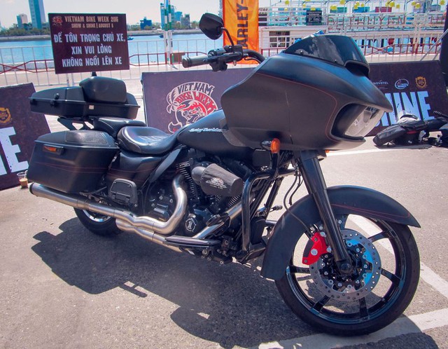 
Tại thị trường Việt Nam, Harley-Davidson Road Glide 2015 có giá bán khoảng 1 tỷ đồng.

