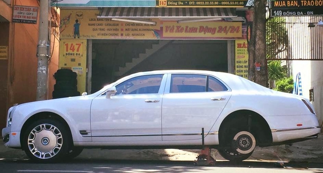 
Một chiếc Bentley Mulsanne đang chờ thay lốp tại Đà Nẵng.
