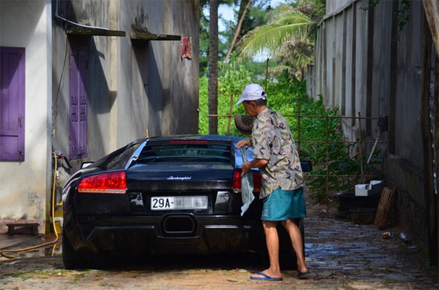 
Ngoài khám bệnh, những hình ảnh siêu xe Lamborghini Murcielago LP640 tắm rửa trong khung cảnh bình dị cũng gây sự chú ý. Ông Stephan Winkelmann, Giám đốc điều hành của Lamborghini nếu thấy được bức ảnh này chắc hẳn rất ngạc nhiên.
