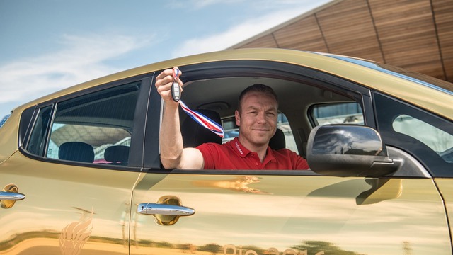 
Hiện tại, Anh Quốc có 16 huy chương vàng, đứng thứ 2 toàn đoàn, xếp sau Mỹ với 26 huy chương vàng và đứng trên Trung Quốc với 15 huy chương vàng. Điều đó có nghĩa, Nissan sẽ phải chuẩn bị hàng chục bộ áo vàng cho các mẫu xe Leaf của họ để làm phần thưởng cho các vận động viên.
