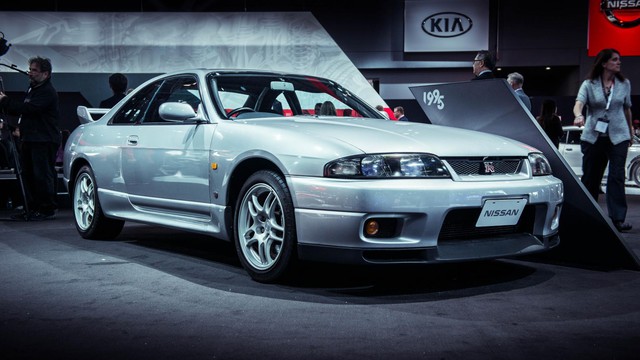 
Nissan Skyline GT-R - R33 không có quá nhiều đột phá về thiết kế. Song, đây lại là mẫu xe sản xuất thương mại đầu tiên có thể hoàn thành vòng đua Nürburgring nổi tiếng trong thời gian dưới 8 phút.
