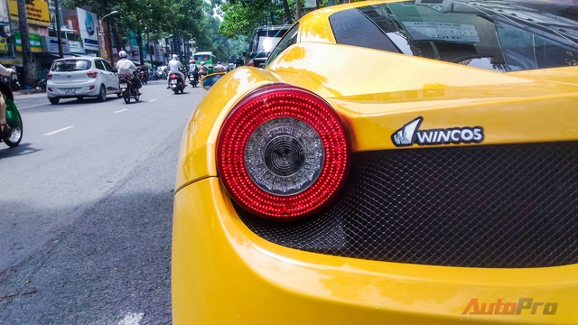 
Đèn hậu đặc trưng trên Ferrari 458 Italia.
