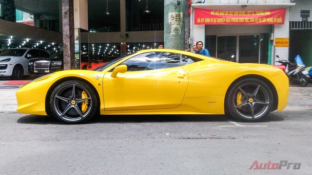 
Ferrari 458 Italia màu vàng khi xuất hiện vài năm trước thuộc sở hữu của một đại gia thực phẩm ở Phú Mỹ Hưng.
