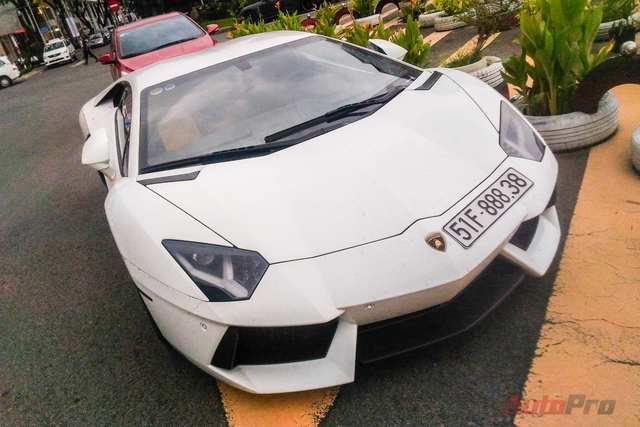
Người anh em Lamborghini Aventador đỗ cạnh đó nhưng là mẫu xe nhập khẩu chính hãng có màu trắng. Siêu xe tới từ Ý đã được gỡ bỏ lớp decal hầm hố khi mới được dán lên cách đây không lâu.

