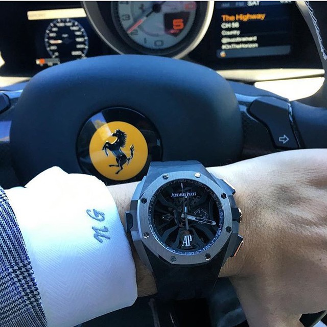 
Audemars Piguet Concept Laptimer trong khoang lái Ferrari. Đây là chiếc đồng hồ được lấy cảm hứng từ tay đua F1 huyền thoại Michael Schumacher, sự kết hợp đỉnh cao giữa người hùng đường đua và công nghệ của Audemars Piguet. Chỉ có 221 chiếc được sản xuất và bán ra, con số này tương đương với số đường đua mà Michael Schumacher đã hoàn thành trong sự nghiệp lẫy lừng của mình. Giá bán của mỗi chiếc là 229.500 USD, tương đương 5,21 tỷ Đồng.
