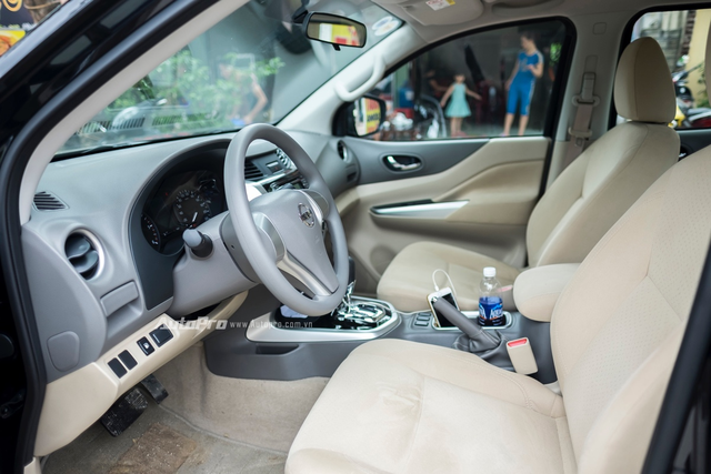 Ghế bọc nỉ cùng không gian nội thất ốp nhựa tuy không mang lại cảm giác sang trọng nhưng lại giúp giảm giá thành của Nissan Navara EL cũng như vừa đủ để phục vụ những nhu cầu cơ bản cho hành khách trên xe.