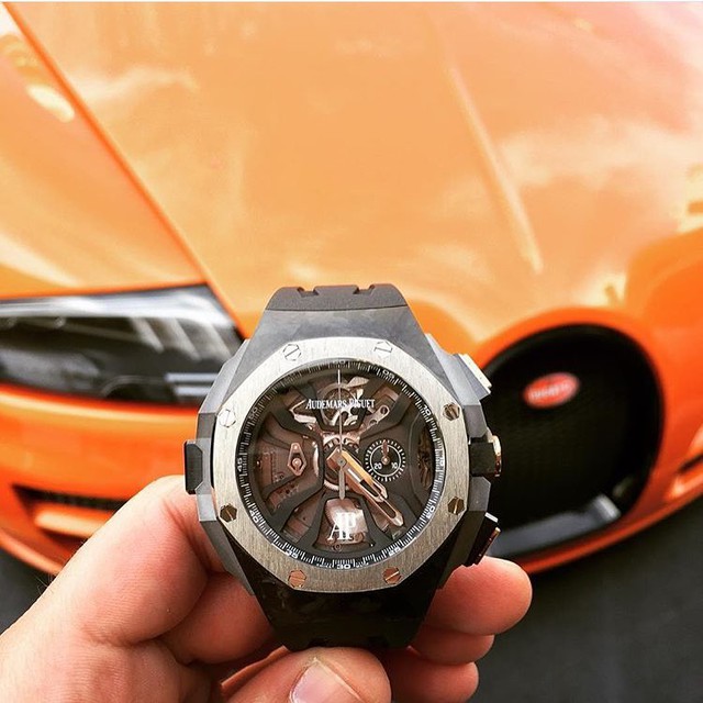 Đồng hồ AP Concept Laptimer sánh đôi cùng chiếc Bugatti Veyron màu cam nổi bật. Mất 5 năm để phát triển, chiếc Royal Oak Concept Laptimer được ra mắt để dành riêng cho những người đam mê Motorsport. Với thiết kế mạnh mẽ đi kèm với chức năng flyback và bấm giờ luân phiên liên tiếp, Royal Oak Concept Laptimer thực sự dành cho những ai muốn khẳng định mình trong giới chơi đồng hồ với mức giá lên đến 230,000 USD (khoảng 5 tỉ đồng)