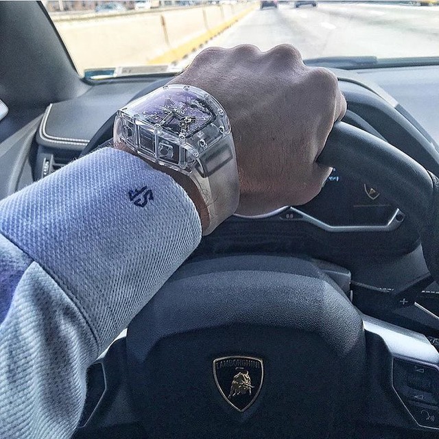 
Richard Mille Sapphire Tourbillon bên siêu xe Lamborghini Aventador. RM 56-02 được dựa trên RM 27-01 Rafael Nadal, cùng giá bán siêu khủng, lên đến 2,2 triệu USD. Vỏ đồng hồ được làm từ đá Sapphire trong suốt có thể nhìn thấy được toàn bộ cơ chế hoạt động và bộ máy bên trong. Với tất cả những công nghệ đỉnh cao nhất hiện có đối với một chiếc đồng hồ và các tính năng chống va đập vào hàng “vô địch”, những chiếc đồng hồ của Mille thực sự là một biểu tượng cho giới siêu giàu.
