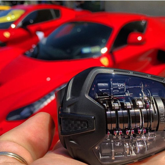 
Hublot Masterpiece MP-05 “LaFerrari” được phát triển về mặt kĩ thuật và thiết kế song song với chiếc xe Ferrari LaFerrari. Hublot và Ferrari đã cùng nhau chia sẻ một số điểm chung, trong đó có cả thiết kế rất độc đáo của đồng hồ cũng như bộ máy hoạt động giữ kỉ lục thế giới về năng lương dự trữ lên đến 50 ngày. Với chỉ 50 chiếc được sản xuất, MP-05 LaFerrari sở hữu mức giá khoảng 7 tỷ Đồng.
