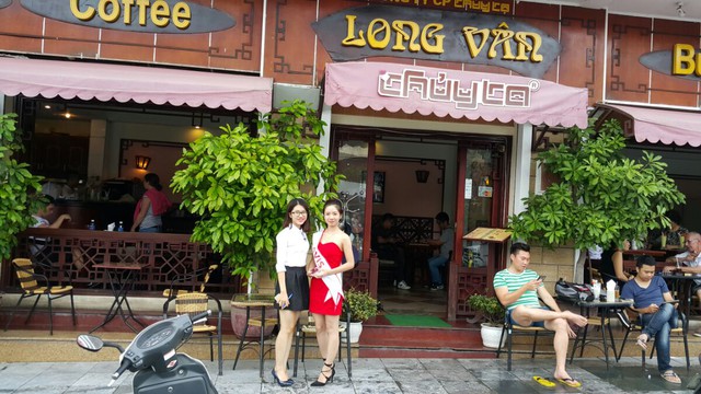 Đoàn xe dừng chân tại các quán café đẹp