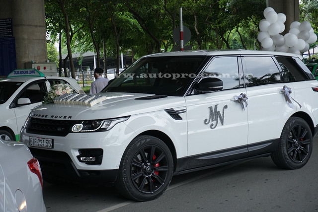 
Tại thị trường Việt Nam, Range Rover Sport có giá bán từ 4,5 tỷ Đồng khi ra mắt vào năm 2014.
