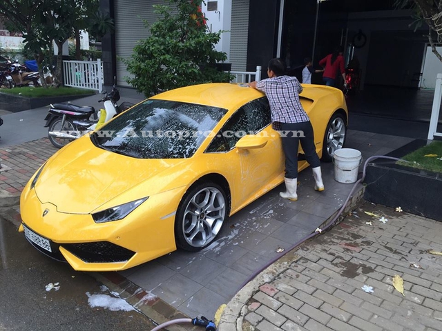 
Trước khi về tay Cường Đô-la, Lamborghini Huracan màu vàng trở nên nổi tiếng so với 9 chiếc còn lại như chiếc biển số lộc phát hay bốn số 8 xếp liền nhau và từng thuộc sở hữu của một đại gia địa ốc Sài Gòn, người được biết đến với bộ sưu tập siêu xe và xe siêu sang biển tứ quý nổi tiếng nhất Việt Nam.
