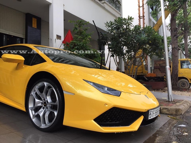 
Tại thị trường Việt Nam, Lamborghini Huracan có giá bán chính hãng 13,5 tỷ Đồng, trong khi đó, mức giá của các nhà nhập khẩu tư nhân vào khoảng 12 tỷ Đồng.
