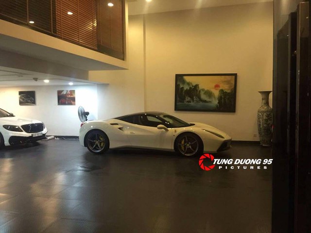 
Ferrari 488 GTB xuất hiện bên trong garage của vị đại gia Phố Núi. Ảnh: Tung Duong 95.
