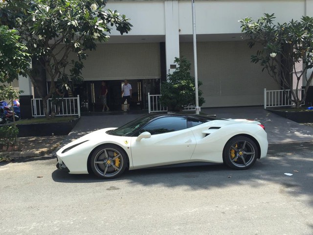 
Siêu xe Ferrari 488 GTB xuất hiện trước cửa nhà của doanh nhân Quốc Cường vào cuối tuần qua. Ảnh: Huracan.
