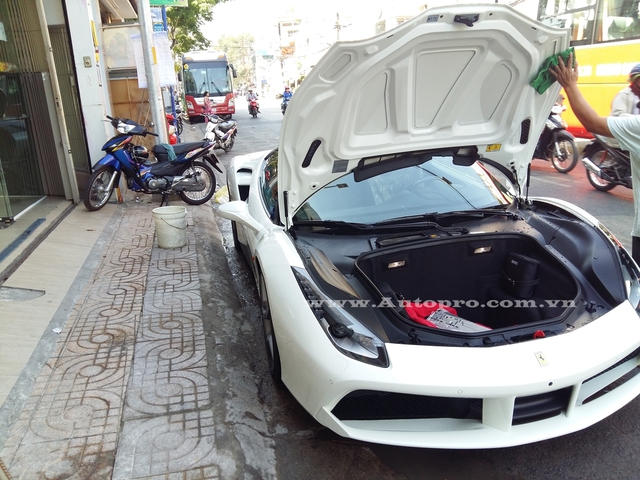 
Mức giá sau thuế cho siêu xe 488 GTB tại thị trường Việt Nam vào khoảng 15 đến 16 tỷ Đồng.
