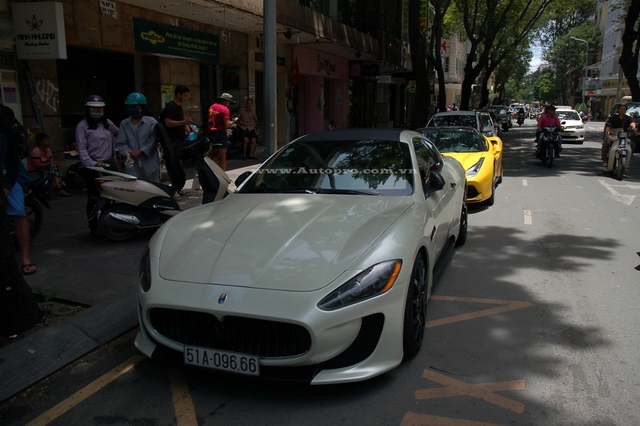 
Trong đoàn siêu xe xuất hiện trên phố Sài thành sáng nay còn có chiếc Maserati GranTurismo độ body kit MC Stradale. 
