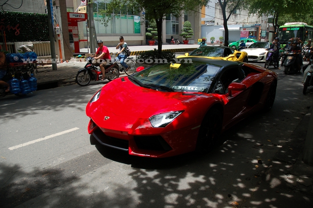 
Người cầm lái Lamborghini Aventador mui trần là một ông chủ chuyên kinh doanh siêu xe và xe siêu sang tại Hà Nội.

