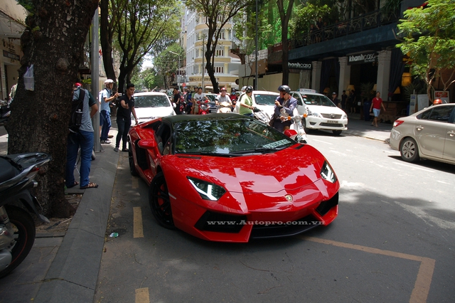 
Lamborghini Aventador LP700-4 Roadster đầu tiên xuất hiện tại Việt Nam vào cuối tháng 10 năm ngoái khiến giới chơi xe cả nước xôn xao và choáng váng, ngay sau khi về nước siêu xe hàng độc được vận chuyển về cho chủ nhân sinh sống tại Hải Phòng.
