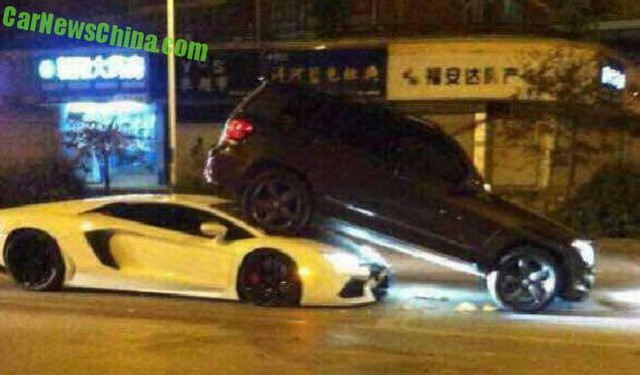 Vụ tai nạn cuối cùng trong ngày 18/12/2014 là chiếc Aventador màu trắng rúc gầm một chiếc Mercedes GLK đang đỗ chờ đèn đỏ tại thành phố Nam Ninh, tỉnh Quảng Tây. Hậu quả là siêu xe Aventador màu trắng bị hư hỏng phần đầu xe với những vết nứt và móp méo khá nặng.