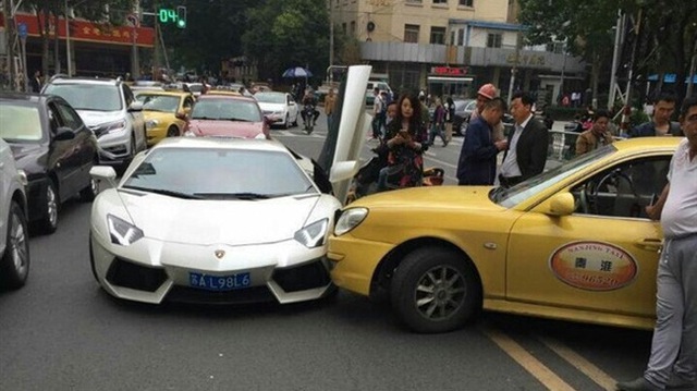
Vụ đầu tiên diễn ra tại thành phố Nam Kinh, Trung Quốc, vào ngày 24/5, trong đó, chiếc siêu xe Lamborghini Aventador va chạm cùng chiếc taxi. Trong vụ tai nạn này, tài xế taxi đã vội vàng quay đầu trên phố khi gặp khách vẫy xe. Đúng lúc đó, chiếc Lamborghini Aventador lao tới và gây nên vụ va chạm khiến đèn pha trước bên trái bị xước.
