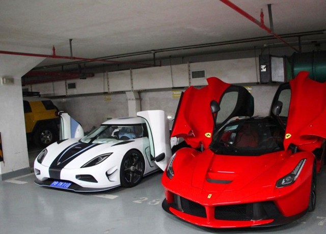 Ferrari LaFerrari của thiếu gia 27 tuổi trước khi gặp nạn, đỗ bên cạnh là một chiếc Koenigsegg Agera R từng được rao bán 4,83 triệu USD tại triển lãm FB-Show 2015.