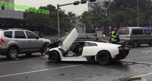 Vụ tai nạn đầu tiên liên quan đến một chiếc Lamborghini Murcielago LP670-4 SV hàng hiếm chỉ có 350 chiếc được sản xuất trên thế giới và siêu xe này có hộ khẩu tại Hồng Kông. Siêu bò gặp nạn trên một con đường tại Thâm Quyến, tỉnh Quảng Đông, Trung Quốc, trong đó, chiếc siêu xe được cho mất lái và tông vào dải phân cách, khiến toàn bộ thân xe bị hư hỏng nặng nề, bên trong khoang lái túi khí bung ra và rất may mắn không ai bị thương vong.