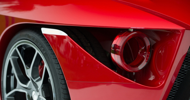 
Đèn hậu dạng tròn thiết kế quen thuộc trên những siêu xe Ferrari.
