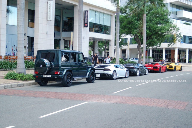 
Đoàn siêu xe Lamborghini xếp hàng dài trên phố.
