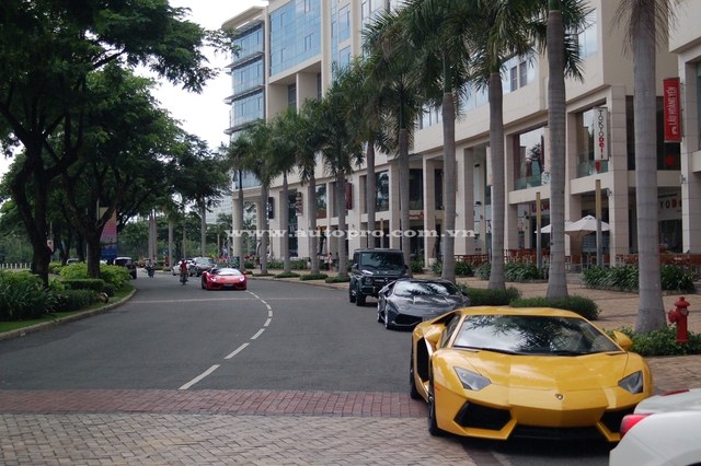 
Siêu xe Lamborghini Aventador màu vàng biển tứ quý 9 sau vài tuần chữa bệnh tại Hà Nội đã có mặt tại Sài thành để tham dự buổi tụ tập này.
