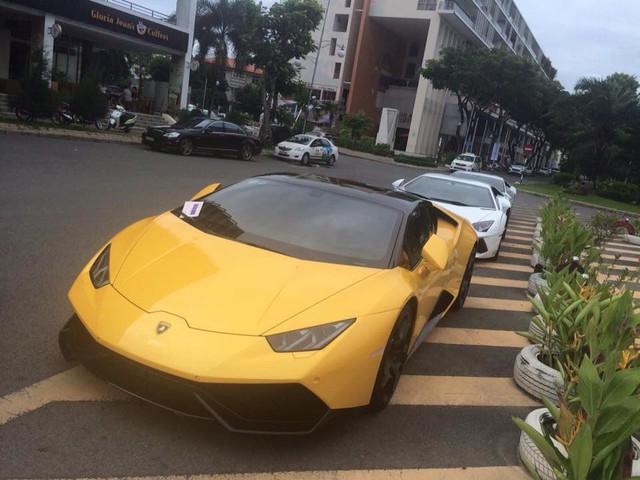
Siêu xe Lamborghini Huracan của Cường Đô-la với biển tứ quý 8 được giấu dưới gầm xe. Ảnh: Facebook
