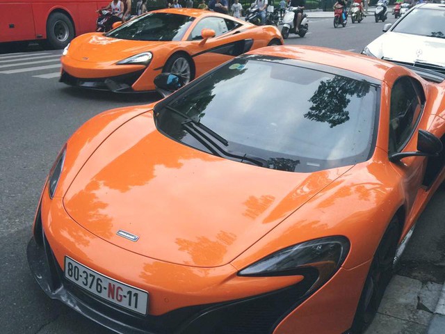 
Khoảnh khắc rất hiếm bắt gặp của bộ đôi McLaren trên phố Hà thành. Ảnh: Facebook.
