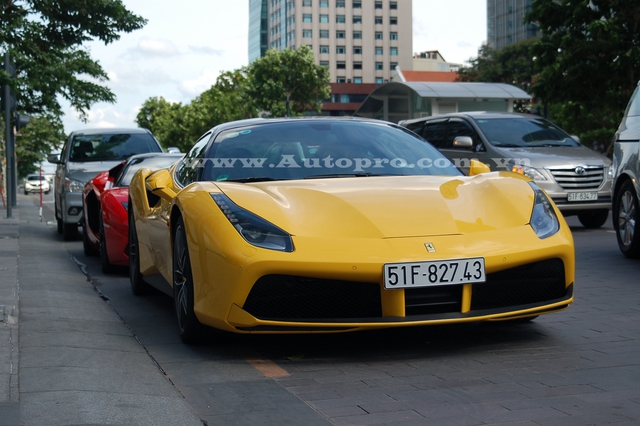 
Em trai của Phan Thành đang nhận được nhiều sự chú ý khá lớn của giới chơi xe Việt khi vừa tốt nghiệp đã nhận ngay siêu phẩm trong làng tốc độ của thế giới là chiếc Ferrari 488 GTB màu vàng rực. Đó còn chưa kể đến món quà sinh nhật vào tháng 6 năm ngoái là một chiếc Lamborghini Huracan LP610-4 màu xanh cốm.
