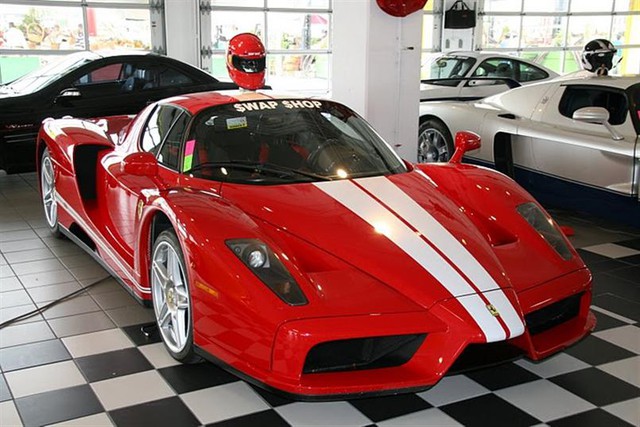 
Chiếc Ferrari Enzo trong bộ sưu tập của ông Henn.
