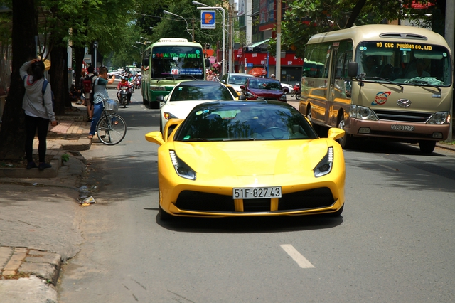 
Ferrari 488 GTB của em trai Phan Thành, phía sau là Maserati GranTurismo độ body kit MC Stradale.
