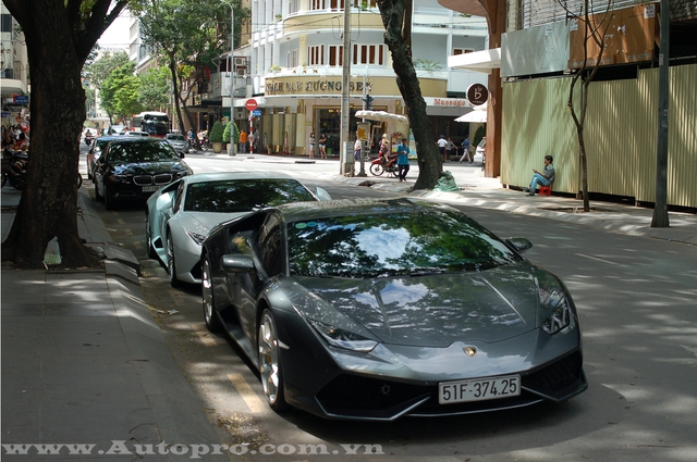 
Cặp đôi Lamborghini Huracan LP610-4 chính hãng này thường xuyên dạo phố cùng nhau.
