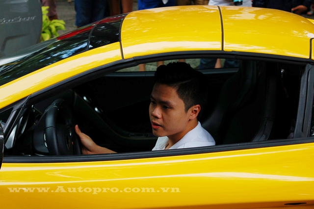 
Nguyên nhân của vụ tắc đường tại Hàn Thuyên là do Phan Thành đưa siêu xe McLaren 650S Spider vào chỗ đỗ và nhiều người dân cùng các chủ phương tiện ô tô hiếu kỳ nán lại để theo dõi.
