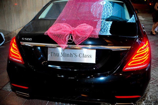 Đây là chiếc Mercedes-Benz S500 được thửa riêng cho Thu Minh với những chi tiết có 1-0-2 như 4 bậc lên xuống của xe đều được khắc dòng chữ “Thu Minh’S-Class” vừa khẳng định quyền sở hữu vừa là biểu tượng của đẳng cấp Thu Minh.