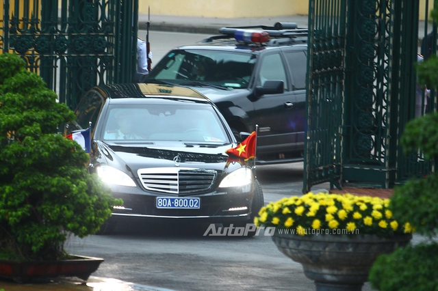 
Xe đưa đón tổng thống Pháp - ông Fracois Hollande - tiến vào nhà khách chính phủ tại Hà Nội.
