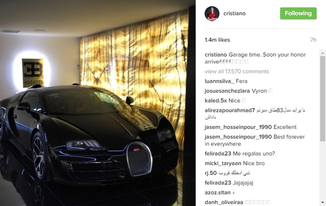 
Ronaldo chia sẻ hình ảnh về siêu xe Bugatti Veyron mới đập hộp của mình trên mạng xã hội.
