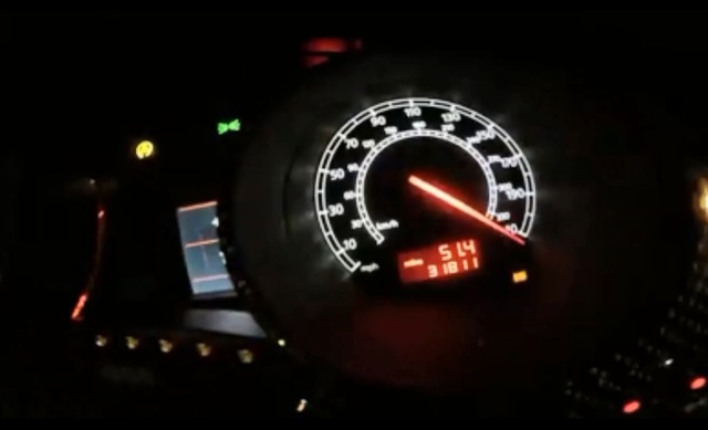 
Đồng hồ công-tơ-mét của chiếc Lamborghini Gallardo Spyder chạm ngưỡng hơn 200 dặm/h.

