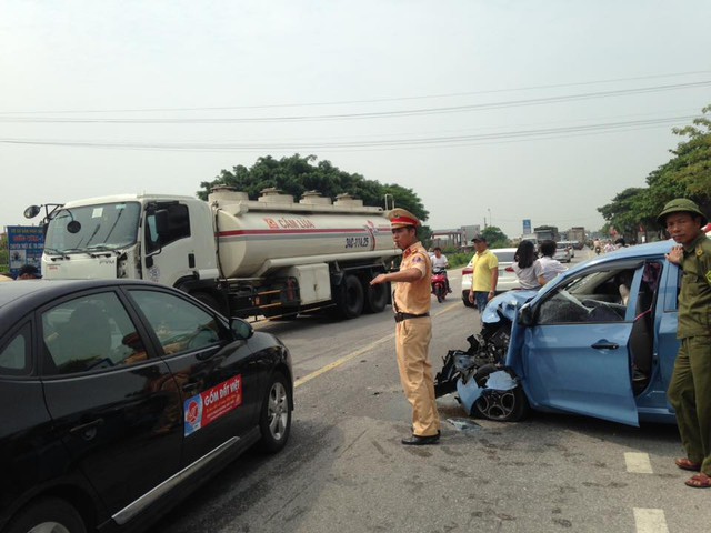 
Lực lượng chức năng điều tiết giao thông sau vụ tai nạn.
