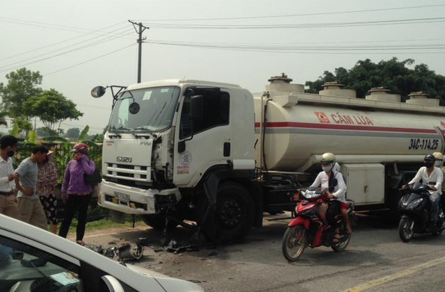 
Chiếc xe bồn trong vụ va chạm kinh hoàng tại quốc lộ 37, Hải Dương.
