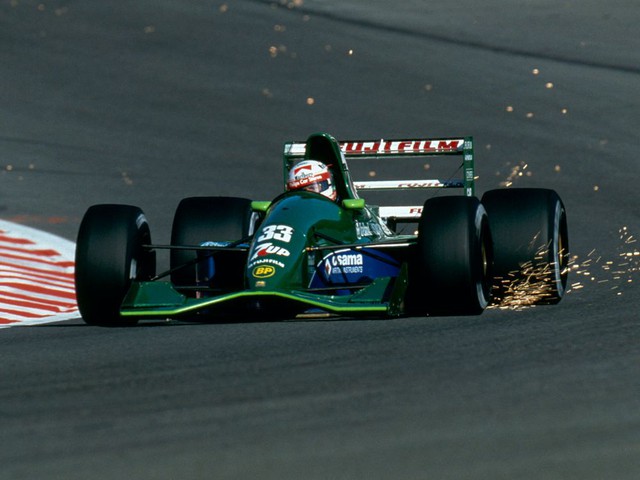 
Jordan 191 lại là một ví dụ khác cho vẻ đẹp trên đường đua tốc độ. Dưới lớp sơn xanh lục bảo và được cầm lái bởi tay đua huyền thoại Michael Schumacher, chiếc xe luôn gây ấn tượng mạnh mỗi khi xuất hiện trên đường đua.
