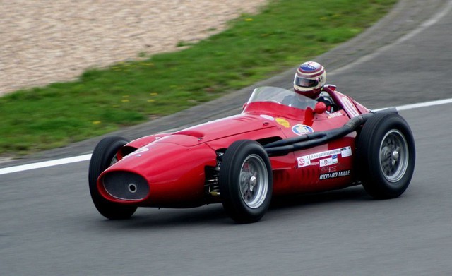 
Maserati 250F được huyền thoại Juan Manuel Fangio cầm lái và dành chiến thắng tổng cộng 8 chặng trong giai đoạn từ năm 1954-1960.
