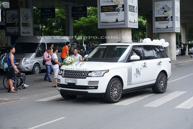 
Range Rover Autobiography lịch lãm trong bộ áo trắng muốt tham gia đoán vợ của Minh Nhựa về nước. Tại thị trường Việt Nam, mẫu xe này có giá bán 6,7 tỷ Đồng.
