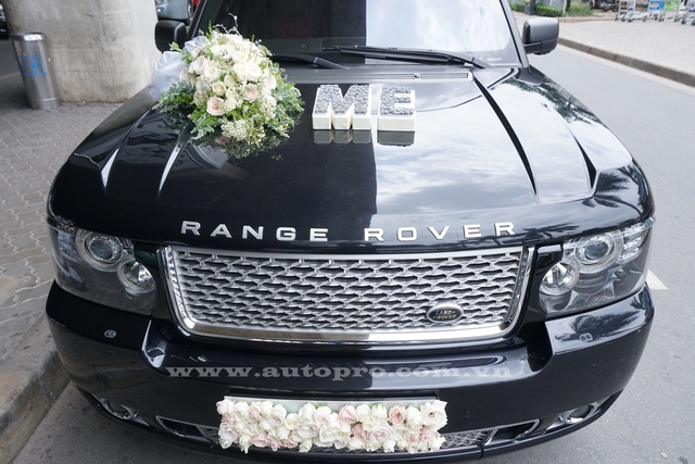 
Range Rover Sport thế hệ cũ nổi bật chùm hoa kết ở nắp capô và biển số xe, ngoài ra còn có chữ ME trên nắp capô, 4 chiếc còn lại với các chữ Marry, Will hay Love, You.
